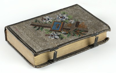 Obr. 5 Modlitební knížka s korálkovou výšivkou, kolem r. 1870 Obr. 5 Modlitební knížka s korálkovou výšivkou, kolem r. 1870